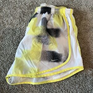 Great condition women’s Nike shorts. Built in underwear. Size L